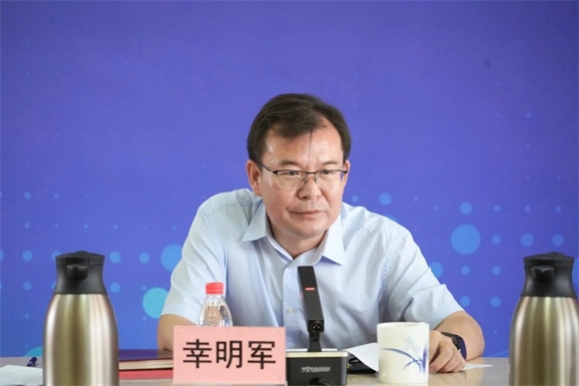 党委书记幸明军进行发言 党委书记幸明军进行发言