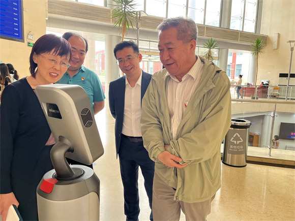 与智能机器人交流互动 与智能机器人交流互动