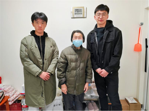 国家安全学院学生代表冒雨雪为离退休教师送饭菜2 国家安全学院学生代表冒雨雪为离退休教师送饭菜2