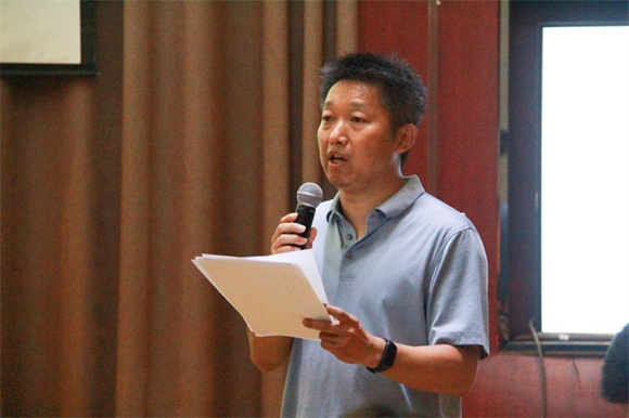 院工会临时负责人王延忠老师主持比赛 院工会临时负责人王延忠老师主持比赛