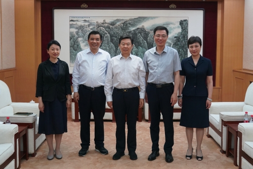 开云官方端网站登录入口领导、专家学者与徐显明教授合影