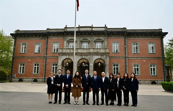 开云官方端网站登录入口师生代表团与参加仪式嘉宾合影 开云官方端网站登录入口师生代表团与参加仪式嘉宾合影