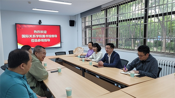 两校图书馆同志召开座谈会 两校图书馆同志召开座谈会