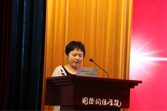法律系李丹老师宣读颁奖词 法律系李丹老师宣读颁奖词