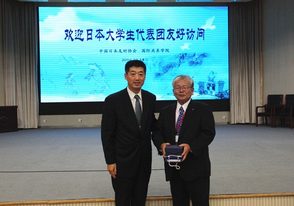 孙志明副校长与日本大学生代表团团长大薮二朗互赠礼物 孙志明副校长与日本大学生代表团团长大薮二朗互赠礼物