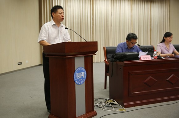 李家兴副校长作《开云官方端网站登录入口教职工代表大会工作实施细则》、《开云官方端网站登录入口工会工作细则》修订情况的报告 李家兴副校长作《开云官方端网站登录入口教职工代表大会工作实施细则》、《开云官方端网站登录入口工会工作细则》修订情况的报告