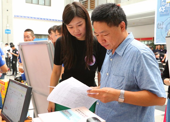 李家兴副校长检查指导迎新工作 李家兴副校长检查指导迎新工作