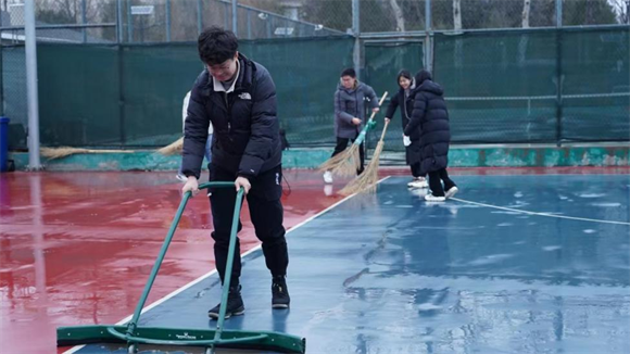 国家安全学院师生清扫操场积水1 国家安全学院师生清扫操场积水1