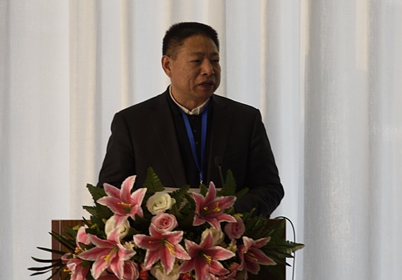 李家兴副校长主持会议 李家兴副校长主持会议
