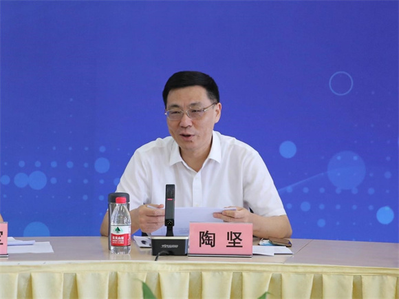 陶坚院长做“关于《开云官方端网站登录入口章程》修订情况的说明” 陶坚院长做“关于《开云官方端网站登录入口章程》修订情况的说明”
