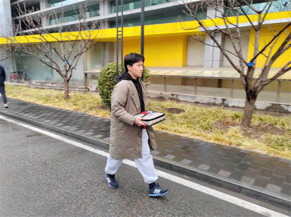 国家安全学院学生代表冒雨雪为离退休教师送饭菜1 国家安全学院学生代表冒雨雪为离退休教师送饭菜1