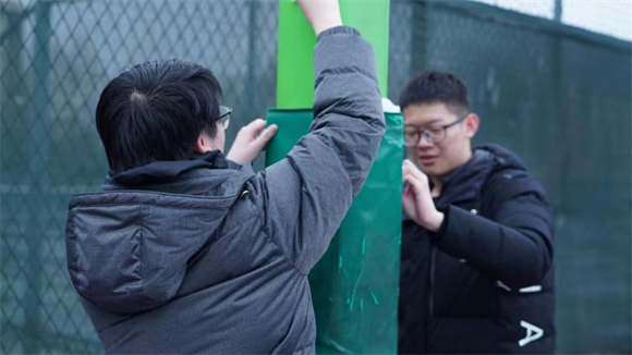国家安全学院师生清扫操场积水2 国家安全学院师生清扫操场积水2