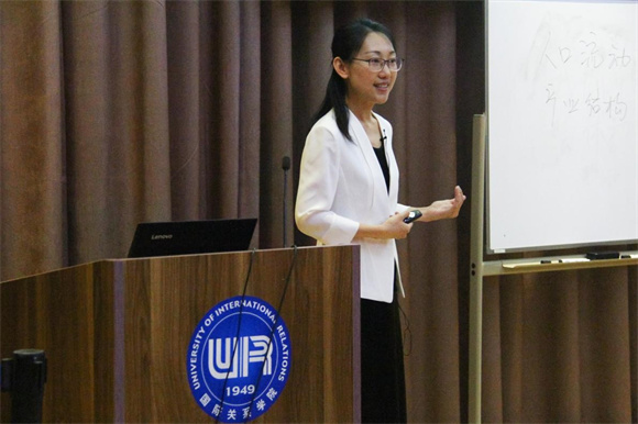 刘敏老师进行现场展示 刘敏老师进行现场展示
