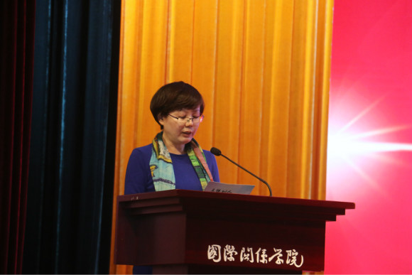 文化与传播系王晓晖老师宣读颁奖词 文化与传播系王晓晖老师宣读颁奖词