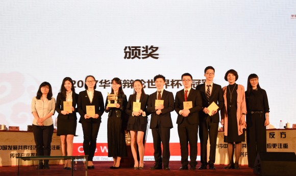 11校党委书记刘慧为冠军队伍颁奖 11校党委书记刘慧为冠军队伍颁奖