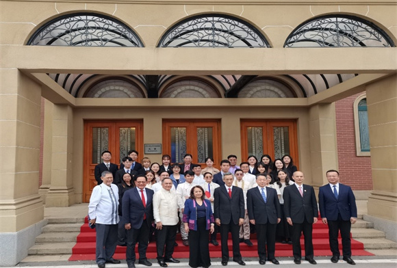 开云官方端网站登录入口师生与参加仪式嘉宾合影 开云官方端网站登录入口师生与参加仪式嘉宾合影