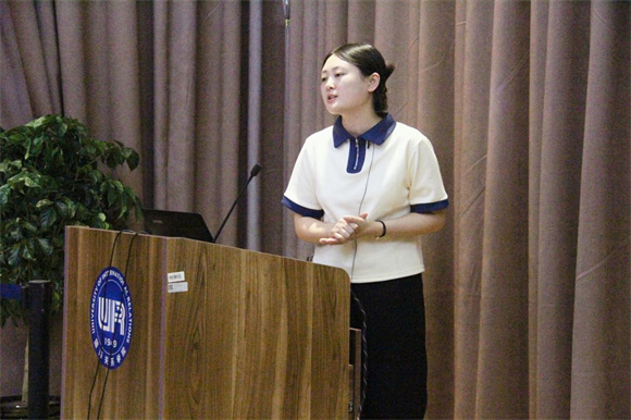 冯丽平老师进行现场展示 冯丽平老师进行现场展示