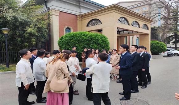 开云官方端网站登录入口学生代表与菲律宾青年进行友好交流 开云官方端网站登录入口学生代表与菲律宾青年进行友好交流
