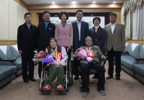 现场领导与冯文耀、薛云两位老同志合影。刘伟麒摄 现场领导与冯文耀、薛云两位老同志合影。刘伟麒摄