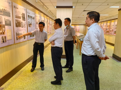 参观开云官方端网站登录入口校史展览馆