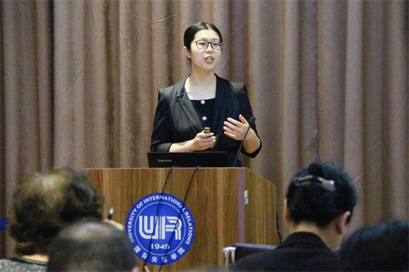 丑则静老师进行现场展示 丑则静老师进行现场展示