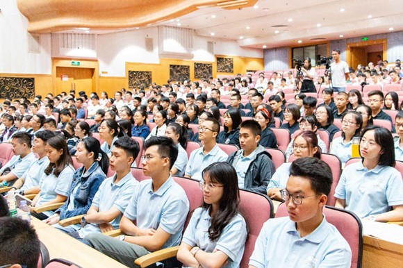 学生们认真聆听讲座 学生们认真聆听讲座
